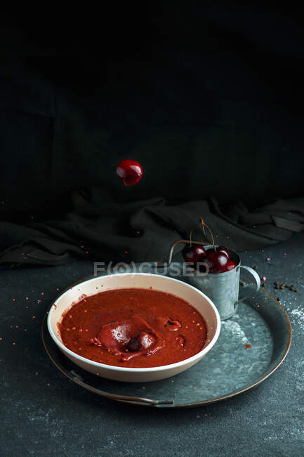 Gazpacho de cereza de verano, sopa cremosa española fría de cereza y tomate - foto de stock