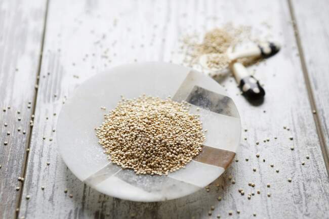 Quinoa em uma chapa — Fotografia de Stock