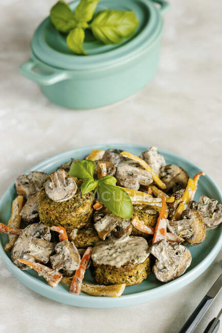 Vegane Falafel mit Pilzen und Paprika — Stockfoto