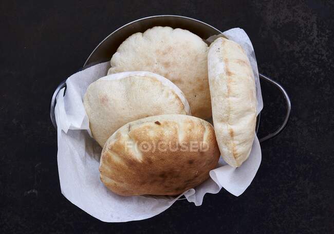Pains plats dans un bol (Liban) — Photo de stock