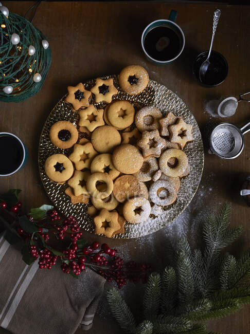Primer plano de deliciosas galletas Linzer recién horneadas - foto de stock