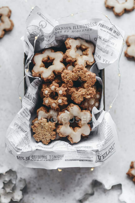 Close-up de deliciosos biscoitos de Natal com cobertura — Fotografia de Stock