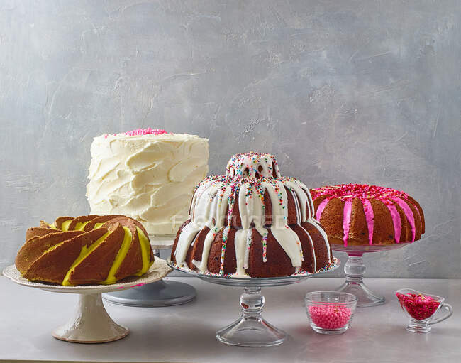 Cake buffet on grey wall background — Stock Photo
