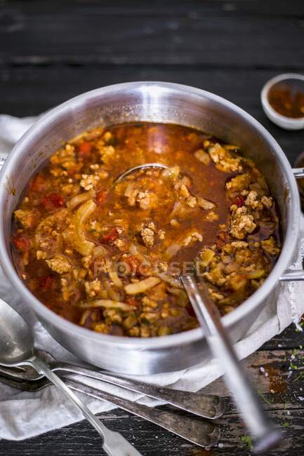 Stew with minced beef, cabbage, paprika and tomatoes — Foto stock