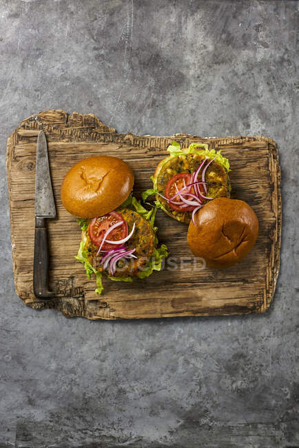 Close-up shot of delicious Carrot and Halloumi Burger — Stock Photo