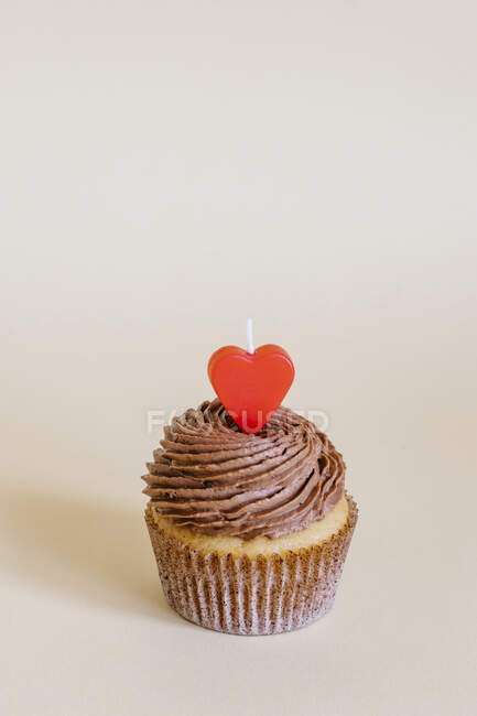 Primer plano de delicioso Cupcake con crema de chocolate - foto de stock