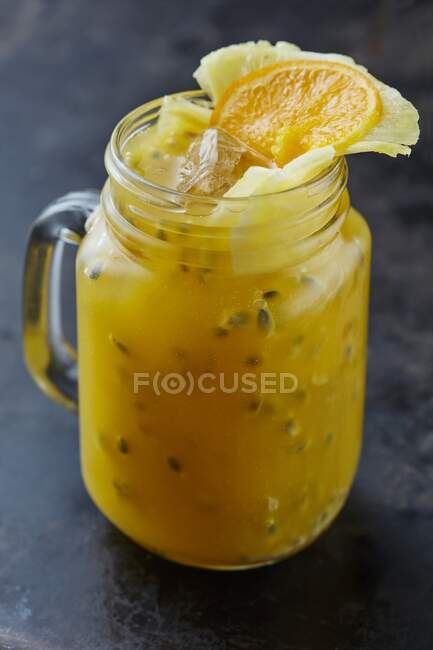 Пристрасний фруктовий сік з ананасом та апельсином — стокове фото