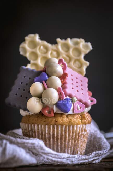 Um cupcake decorado com biscoitos e doces — Fotografia de Stock