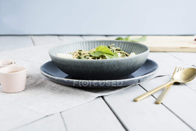 Vegan spelt spaghetti with white asparagus and spinach sauce — Stock Photo