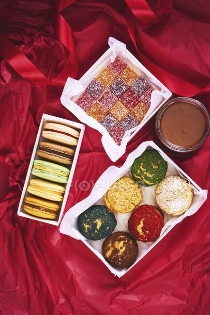 Cadeaux de cuisine : macarons, pâtisseries choux, bonbons à la gelée et tartinade au chocolat — Photo de stock