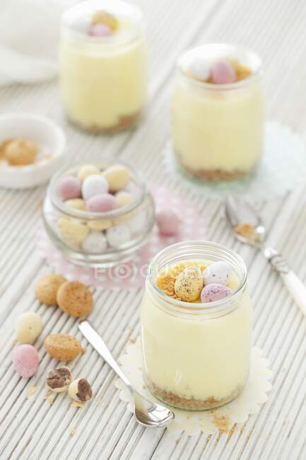 Mousse de chocolate blanco con mini huevos de chocolate para Pascua - foto de stock