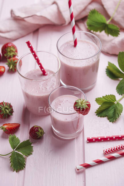 Vegane Erdbeerjoghurt-Shakes — Stockfoto
