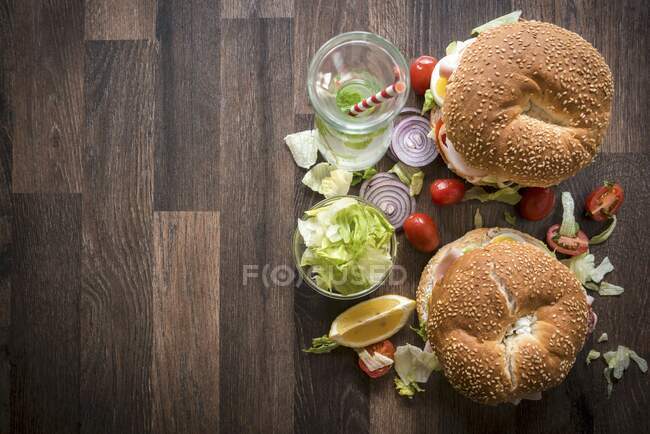 Bagel sandwiches with turkey breast and vegetables — Stock Photo