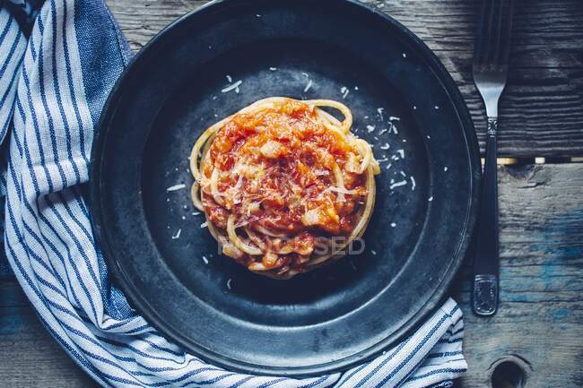 Espaguetis amatriciana con tomates, tocino y queso - foto de stock