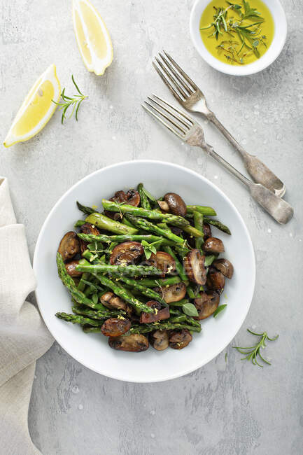 Sauteed mushrooms, asparagus, lemon zest and herbs — Stock Photo