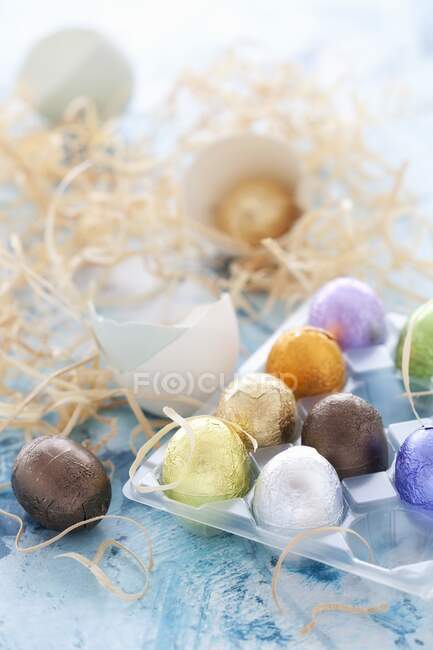 Primo piano di deliziose uova di Pasqua al cioccolato avvolte in stagnola — Foto stock