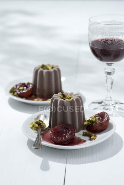Apricots in Banyuls wine with chocolate ice cream parfait and pistachio brittle — Stock Photo