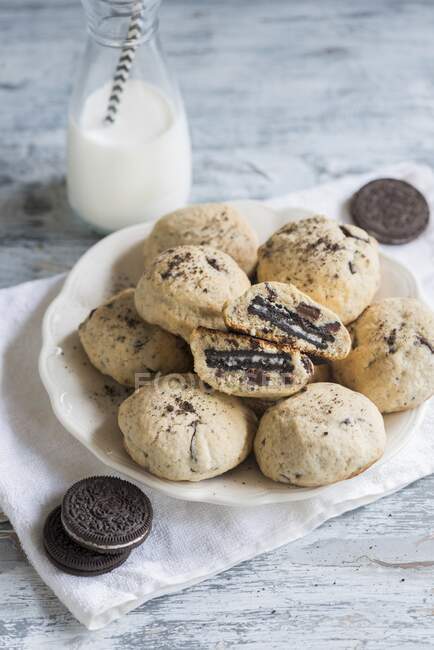 Chocolate chip cookies with Oreos and a bottle of milk — Stock Photo