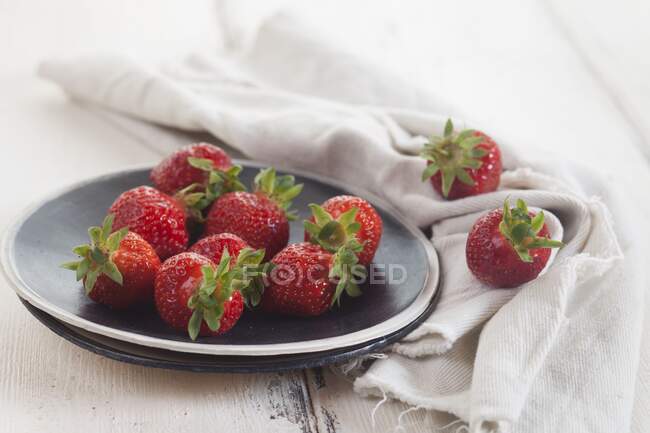 Une assiette de fraises — Photo de stock