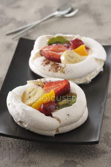 Tortas de merengue com frutas frescas — Fotografia de Stock