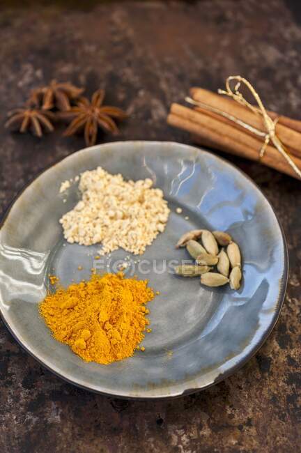 Turmeric, cardamon, anise, ginger and cinnamon — Stock Photo