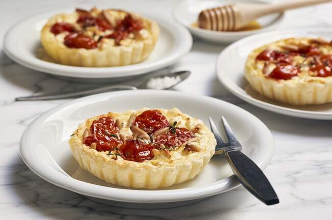 Tomato and goat's cheese tartlets — Stock Photo