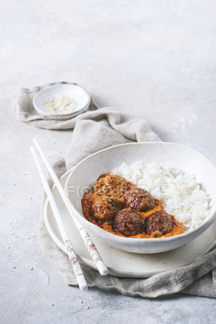 Meatballs in red curry with rice — Stock Photo