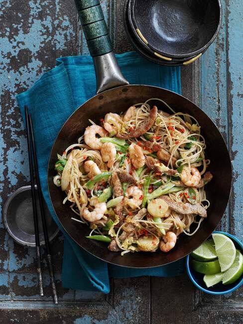 Singapore noodles with prawns, pork and vegetables (China) — Stock Photo