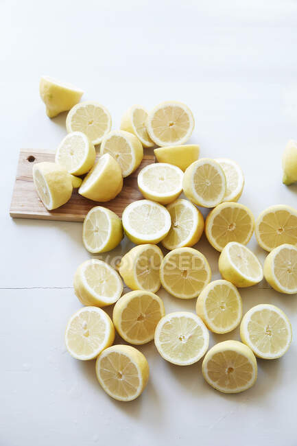 Gros plan de délicieux lots de citrons coupés en deux — Photo de stock