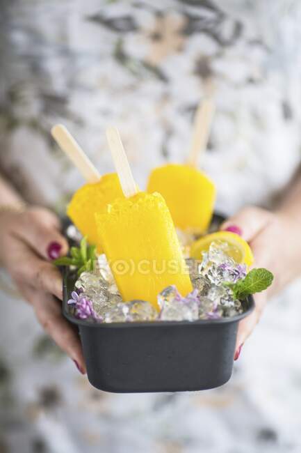 Mango lemon ice popsicles — Stock Photo