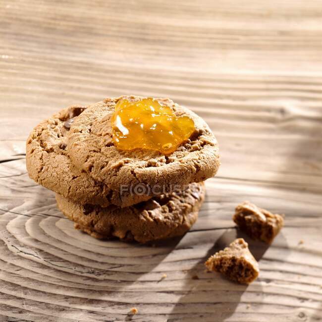Пачка шоколадных печенек с абрикосовым джемом — стоковое фото