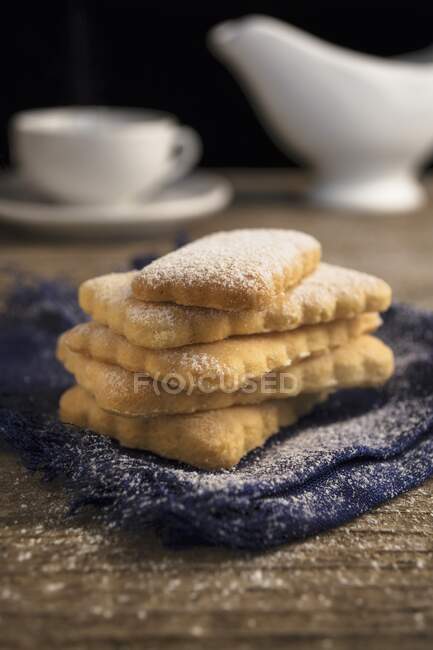 Hausgemachte Kekse mit Puderzucker zum Kaffee — Stockfoto