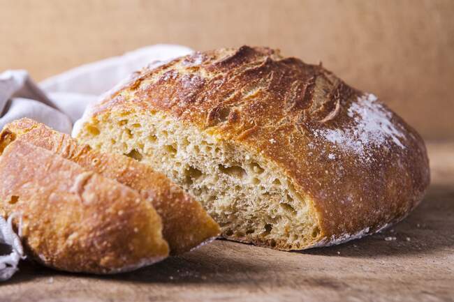 Пшеничний хліб, запечений з дріжджами і морквою в бляшанці — стокове фото