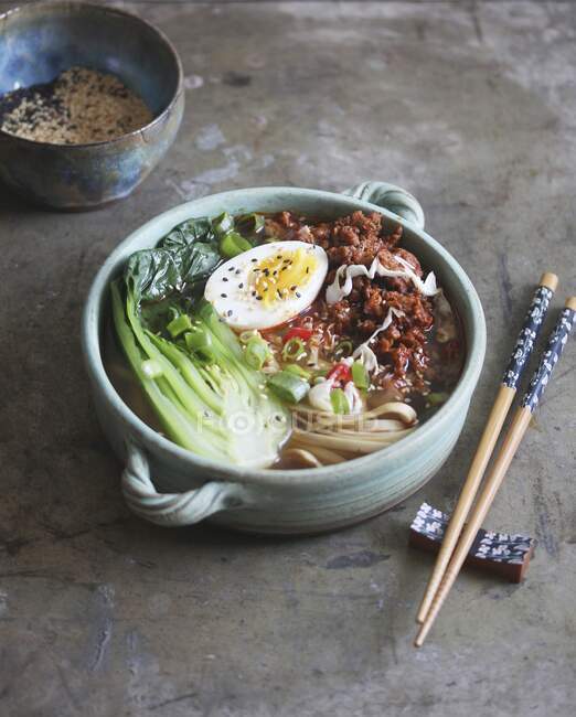 Ramen noodles with meat, Chinese cabbage, and a boiled egg — Stock Photo