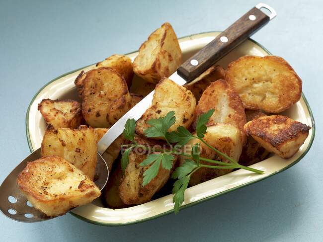 Roasted potatoes with parsley — Stock Photo
