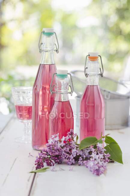 Bottiglie di sciroppo di fiori lilla — Foto stock