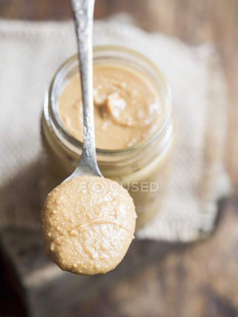 Vista de close-up de manteiga de amendoim caseira — Fotografia de Stock