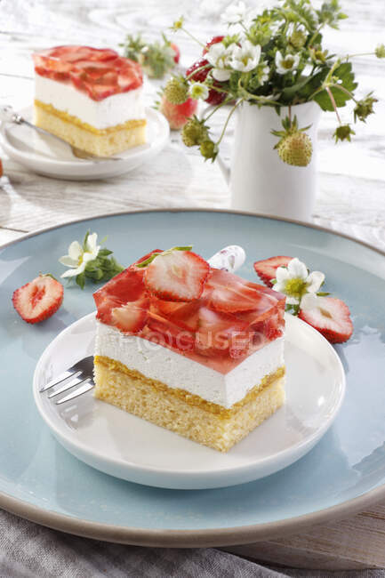 Spring cake with strawberries and cream — Stock Photo
