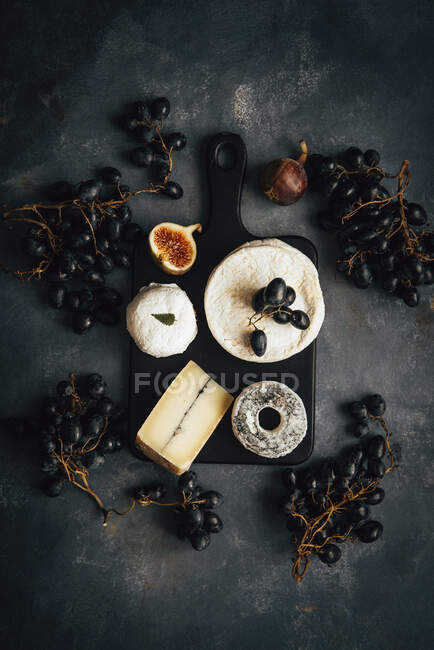 Plateau de fromages aux raisins et figues — Photo de stock