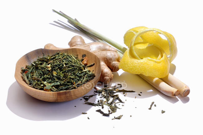Grüner Tee, Ingwer, Zitronengras und Zitronenschale — Stockfoto