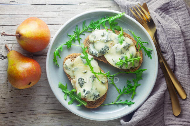 Grilled bread with pears and gorgonzola — Stock Photo