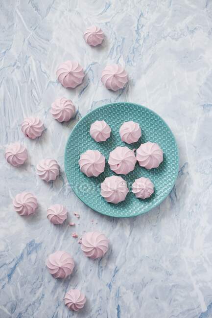 Mini merengues rosados (visto desde arriba) - foto de stock