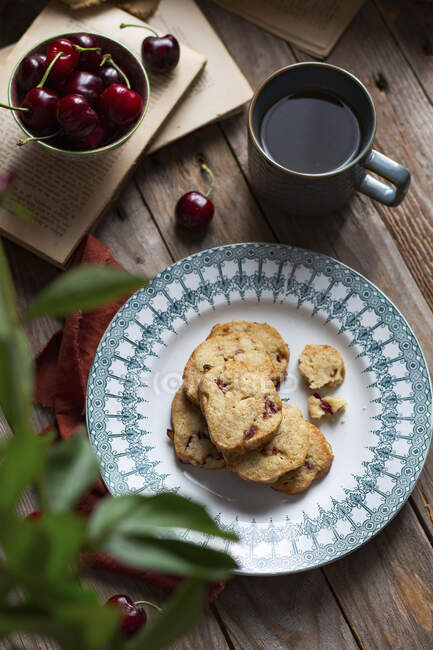 Primo piano di deliziosi biscotti alla ciliegia di cocco — Foto stock