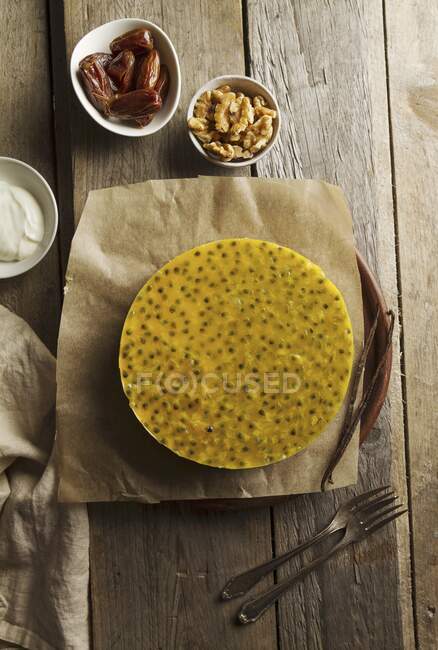 Tarta de queso mascarpone y yogur griego con fecha y base de nuez, rematada con maracuja - foto de stock