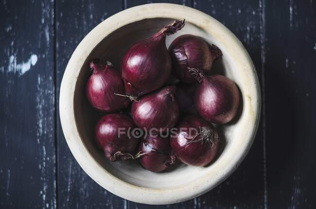 Cebollas rojas en un bol - foto de stock