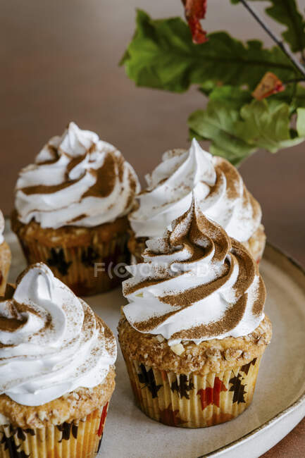 Zimt-Mandel-Cupcakes mit Schweizer Baiser-Sahne-Zuckerguss — Stockfoto