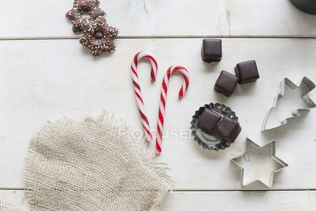 Un arreglo navideño de moldes, galletas saladas, dulces y galletas - foto de stock