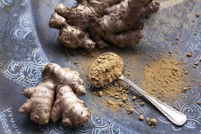 Ginger roots and ground ginger — Stock Photo