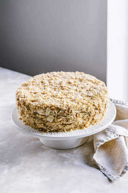 Торт Наполеона - домашня ваніль, кондитерський крем і полуничний пиріг Міллі-фейль — стокове фото