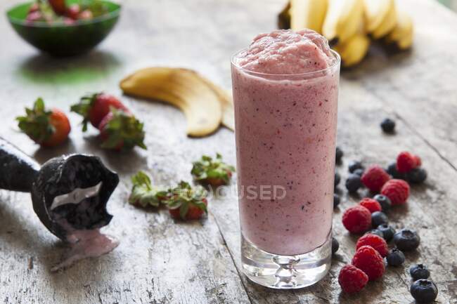 Mixed fruit smoothie with bananas, strawberies, rasberries and bluberries — Stock Photo